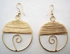 Orecchini fatti a mano in filo metallico di ottone Color oro gioielli di moda gioielli in ottone fatti a mano orecchini da donna per le donne dall'india