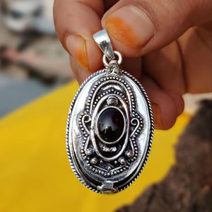 Colgante y Dijes Clásicos de Plata de Ley 925 con Circonita de Corte Ovalado Bañados en Rodio al por Mayor - Product Image 1