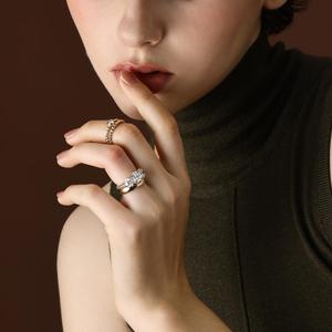 Bague de fiançailles Marcella avec trois diamants de laboratoire taille antique - Product Image 5
