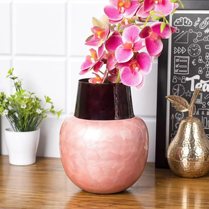 Jarrón de Metal rosa de diseño moderno Acento decorativo elegante para el hogar elegante Sala de estar Dormitorio Oficina y espacios de comedor - Product Image 1