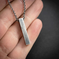 Collier à pendentif barre 3D en argent antique pour hommes Vente en gros de collier à barre verticale rétro vierge en acier inoxydable emmêlé pour hommes garçons