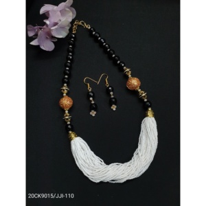 Conjunto de collar con cuentas blancas y negras hecho a mano, joyería étnica multihebra con detalles en oro antiguo y pendientes para mujer - Product Image 2