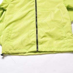 Chaqueta de carcasa suave impermeable ligera personalizada, cortavientos transpirable para exteriores con cuello levantado y cierre de cremallera para correr - Product Image 6