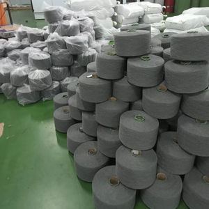 Hilo de poliéster y algodón en color gris para tejer guantes - Product Image 1