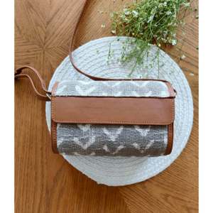 Bolso de Mano Redondo de Estilo Bohemio, Tejido a Mano con Algodón y Cuero, Patrón Geométrico, con Correa, 8x5x2.5 Pulgadas, Cierre con Solapa Gris - Product Image 1