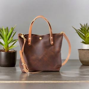 Sac fourre-tout en cuir artisanal avec élégance classique et design spacieux - Product Image 1