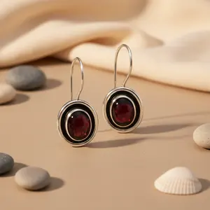 Pendientes Elegantes de Plata con Granate Ovalado para Uso Diario de Mujer - Product Image 2