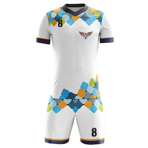 Vente en gros Nouvel arrivage 100% Polyester Vêtements de football Ensembles d'équipe respirants Logo personnalisé Fabriqué en usine Conception OEM Nouveaux uniformes de football - Product Image 1