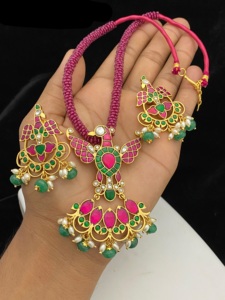 Jadau ที่สวยงามกับ Kundan หินสีทองชุดจี้ที่มีมุกดูสร้อยคอและต่างหูสำหรับงานแต่งงาน - Product Image 2