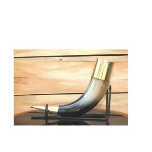 Cuerno Vikingo para Beber de Cuerno de Búfalo Natural con Soporte de Cuero Pulido y Base Metálica, Diseño Animal Religioso Ecológico - Product Image 1
