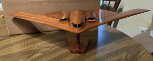 Modelo de Avión B-2 SPIRIT de Madera de Caoba, Artesanía en Madera de Fábrica Vietnamita/Modelo de Avión de Madera B-2 SPIRIT Hecho en Vietnam - Product Image 3