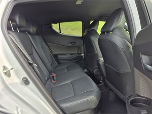 Excelente Auto Usado 2023 Toyota C-HR Limited 1.8P HV ECVT FWD SUV Listo para Enviar - Product Image 5