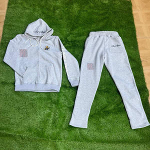 Ensemble sweat à capuche zippé et pantalon, matière épaisse 400 g/m², impression sérigraphique sur les manches et logos brodés, taille élastiquée et pantalon classique - Product Image 1