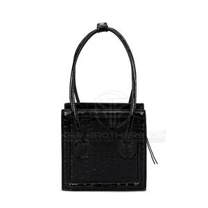 Bolso de mujer de moda con herrajes dorados y cierre de solapa elegante compacto Bolso de hombro de moda para mujer con estilo - Product Image 1
