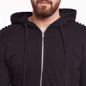 ชุดวอร์มสีดำแบบดิสเทรสสำหรับผู้ชาย เสื้อฮู้ดซิปและกางเกงจ็อกเกอร์สไตล์ไบค์เกอร์ ชุดสตรีทแวร์ขาดๆ สำหรับฤดูหนาว ชุดกีฬาสั่งทำ ขายส่ง - Product Image 2