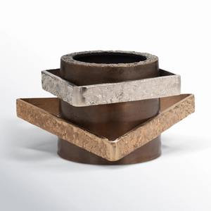 Superbe sculpture d'objet de table en métal avec des détails artistiques ajoute un charme luxueux et moderne à n'importe quel intérieur de maison - Product Image 1