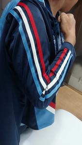 Chaqueta deportiva azul marino para hombre, cuello alto con cremallera frontal y ribete en contraste y detalles de rayas laterales - Product Image 3