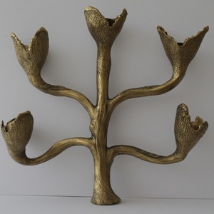 Portavelas de cuerno de aluminio de primera calidad con superficie de pátina plateada artesanal que ofrece acento decorativo para interiores - Product Image 5