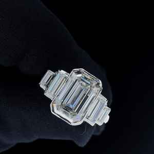Bague de fiançailles en or massif 14K/18K, sertie de diamants de laboratoire de luxe taille émeraude, style hip-hop, clarté VS1, certifiée IGI - Product Image 2