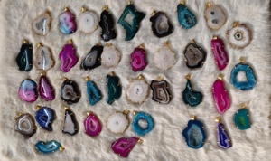 Exquisitos colgantes de piedras preciosas multicolores hechos a mano: una impresionante colección de joyas únicas y coloridas para cada ocasión - Product Image 6