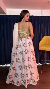 La mejor demanda de ropa para adultos Fiesta nocturna de noche Especial Impreso digital Tela de seda pura Color brillante Fancy Choli con Dupatta Set - Product Image 4