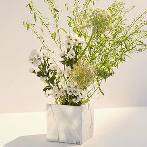 Fabricant OEM de jardinières en marbre blanc pour la décoration intérieure minimaliste, offrant une esthétique propre et une apparence de pierre luxueuse - Product Image 1