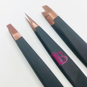 Ensemble de pinces à sourcils noires de qualité supérieure, pointues et biseautées, avec embout rose doré, très demandées, personnalisables avec logo de marque privée - Product Image 5