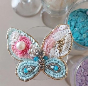 Pinzas para el pelo con cuentas y lentejuelas con temática de corazón hechas a medida, ideales para reventa en tiendas de accesorios para el cabello, adecuadas para reventa - Product Image 4