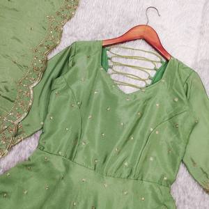 Traje Salwar de seda hecho a mano de diseñador Vestido largo de estilo pakistaní Kameez Dupatta para bodas y fiestas - Product Image 5