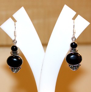 Boucles d'oreilles pendantes ethniques en argent sterling 925 de forme ovale fabriquées à la main au Népal pierres de cristal de guérison en onyx noir - Product Image 2