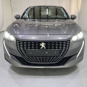 Peugeot Boxer 208 d'occasion 2024, 5 places, transmission automatique, phares LED, pneus R17, conduite à gauche, utilitaire sport - Product Image 2
