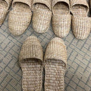 Hot Deal 2025 pantoufles tissées à la main naturelles du Vietnam pantoufles en jacinthe d'eau pour les commodités de la chambre d'hôtel et la décoration de la maison - Product Image 1