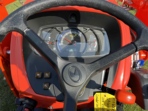 Chargeur de tracteur Kubota avec godet frontal, moteur diesel rouge, type à roues - Product Image 6