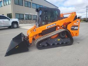 Chargeur compact sur chenilles DEVELON DTL35 2024 avec composants Huade, haute efficacité, godet de 45L, moteur, boîte de vitesses, pompe - Product Image 4