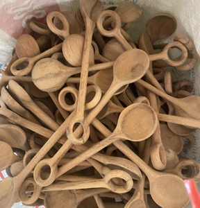 Cuchara de madera de caucho tallada a mano, adecuada para remover y servir comidas, que muestra la forma artística única de Vietnam. - Product Image 1