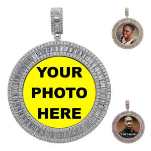 Pendentif personnalisé avec photo en moissanite baguette SHREYA DIAM - Plaqué or, argent 925, style hip-hop, taille moyenne - Product Image 1