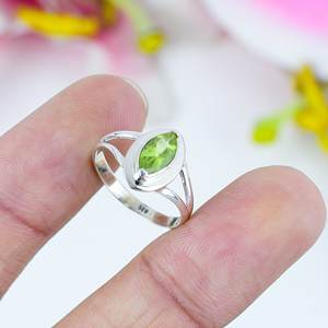 Anillo de plata de ley 925 con peridoto de diseño para mujer |   Joyería Ajustable Hecha a Mano con Gema Verde Corte Marquesa - Product Image 1