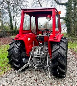 Tractor Agrícola Massey Ferguson 165 2WD con Cabina Cerrada, Bomba de Caja de Cambios para Motor Diésel, Alta Productividad - Product Image 2