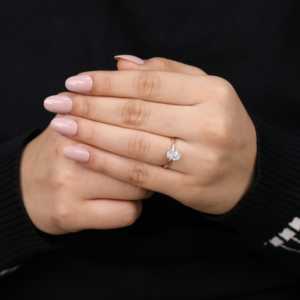 Anillo de Compromiso Solitario con Diamante Cultivado en Laboratorio, Opciones de Plata de Ley/Oro/Platino, Claridad VS1, Diseño Ovalado Elegante - Product Image 2