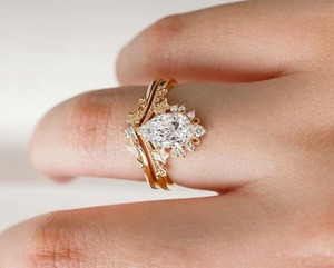 Conjunto de anillos de novia inspirado en la naturaleza con un impresionante anillo de diamante de corte pera cultivado en laboratorio y una banda curva de diseño único. - Product Image 2