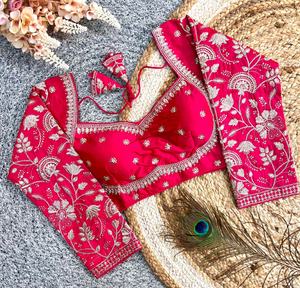 Blouse avec des broderies zari, des paillettes et du fil, col en V, motif fantaisie Sabyasachi, dos ouvert. - Product Image 3