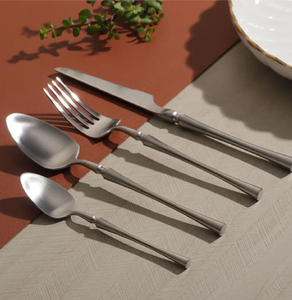 Ensemble de couverts en argent par excellence, couteaux, fourchettes, cuillères en acier inoxydable élégants pour une cuisine raffinée disponibles au prix de gros - Product Image 3