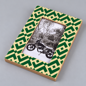 Cadre photo géométrique artisanal en os incrusté, vert et crème, cadre décoratif pour affichage sur bureau de REHMAN CRAFT - Product Image 1