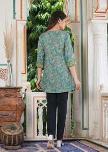 Kurti court en rayonne à imprimé géométrique noir pour femmes, avec col rond et manches 3/4, conçu pour un port quotidien doux et confortable - Product Image 3