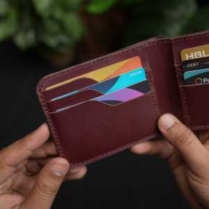 กระเป๋าสตางค์หนังแท้ WF Leathercraft No.55 Pro Classic Bifold สีเบอร์กันดี หนังวัวฟอกฝาด ทำมือ เย็บแบบฝรั่งเศส รับประกัน 5 ปี - Product Image 4