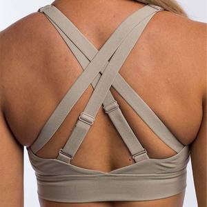 Sujetador Deportivo Blanco Acolchado Ligero de Talla Grande con Logotipo Personalizado para Mujer - Ropa Interior Deportiva para Entrenamiento Cruzado y Fitness - Product Image 5