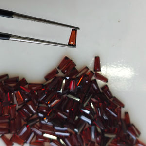 2x2,5x5mm rojo granate cónico Baguette corte piedra preciosa Natural-Marca RED MOUNTAIN para la fabricación de joyas - Product Image 1