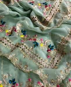 Costumes de créateur modernes non cousus brodés à la main pour femmes Fêtes de style traditionnel indien à la mode - Product Image 1