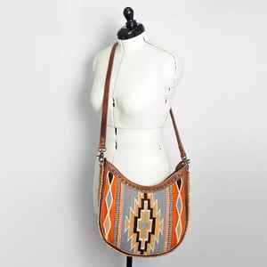 Bolso de mano de cuero bohemio de alta calidad con asa de transporte trenzada y borla Fabricante mayorista indio para otoño - Product Image 4