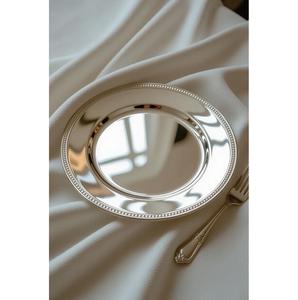 Plato de Presentación Plateado de Lujo con Acabado Espejo de 13 Pulgadas, Plato de Metal con Borde de Cuentas para Decoración de Mesa de Bodas y Eventos - Product Image 1